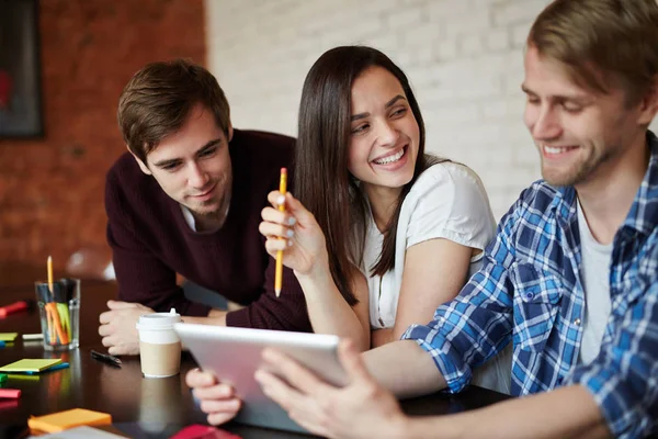 Young people using digital tablet — Stock Photo, Image