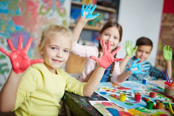 Chicas con las manos en la pintura de color — Foto de Stock