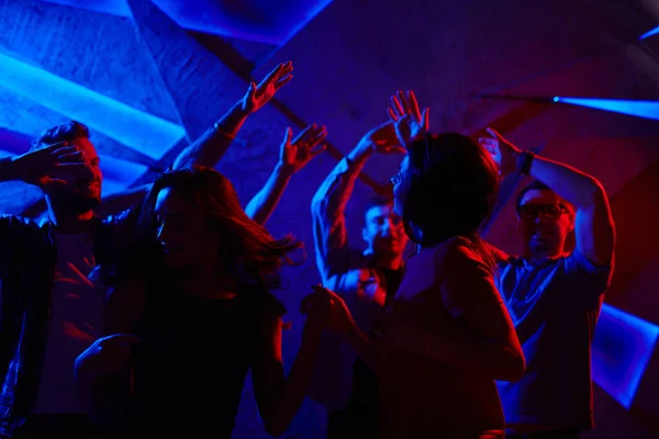 Multidão de amigos dançando — Fotografia de Stock