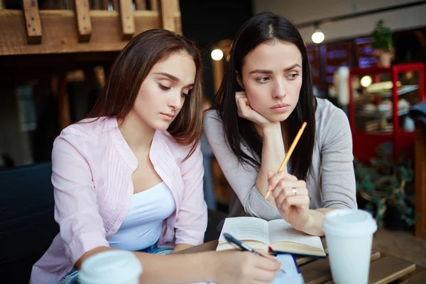 Öğrenciler birlikte okuyorlar.