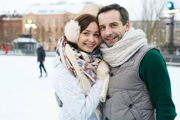 Casal namoro no inverno — Fotografia de Stock