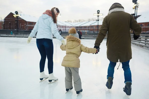 Familie op schaatsen-ijsbaan — Stockfoto