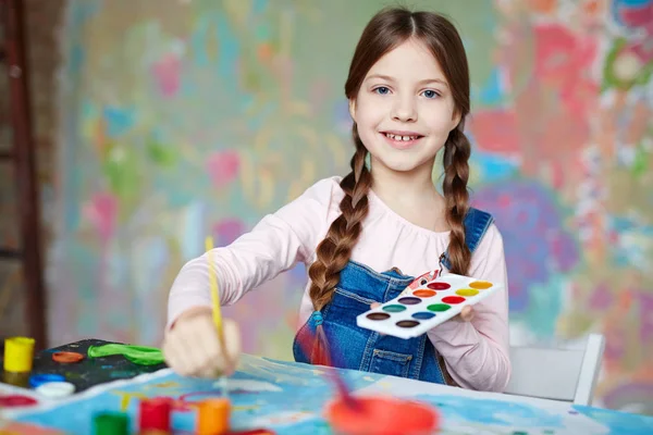 Meisje schilderen met aquarellen — Stockfoto