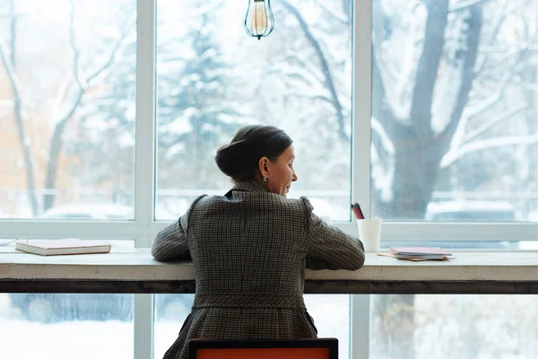 Vrouw zittend in café — Stockfoto