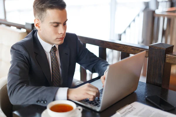 Uomo d'affari che utilizza laptop — Foto Stock