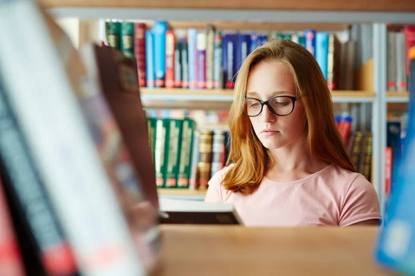 Estudante universitário em biblioteca — Fotografia de Stock