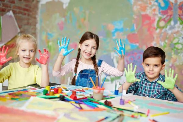 Chicas con las manos en la pintura de color — Foto de Stock