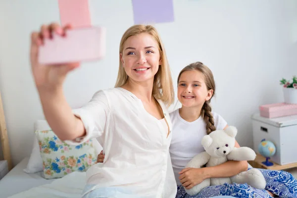 Madre e figlia fare selfie — Foto Stock