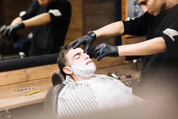 Friseur rasiert Bart — Stockfoto