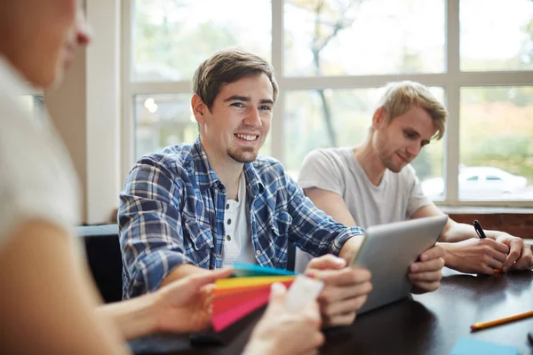 Young people using digital tablet — Stock Photo, Image