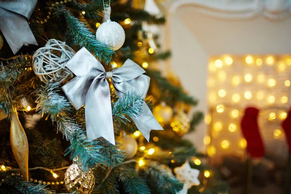 Decoraciones de plata en árbol de Navidad — Foto de Stock