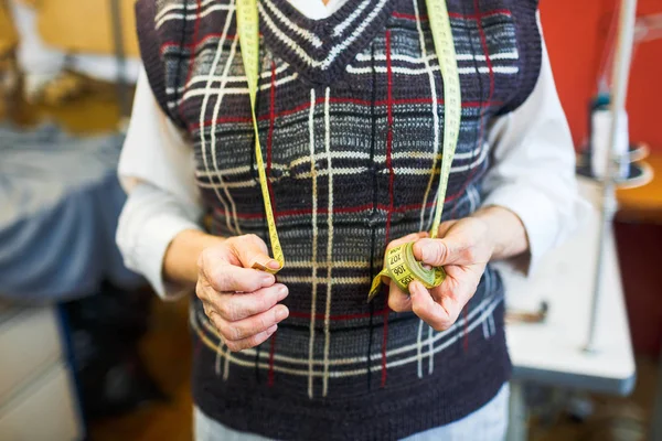 Tailor with measuring tape — Stock Photo, Image