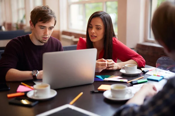 Jonge mensen met behulp van laptop — Stockfoto