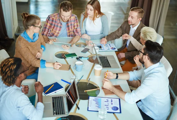 Menschen sitzen am Tisch und diskutieren — Stockfoto