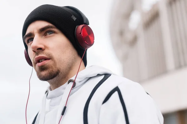 Joven deportista en auriculares —  Fotos de Stock