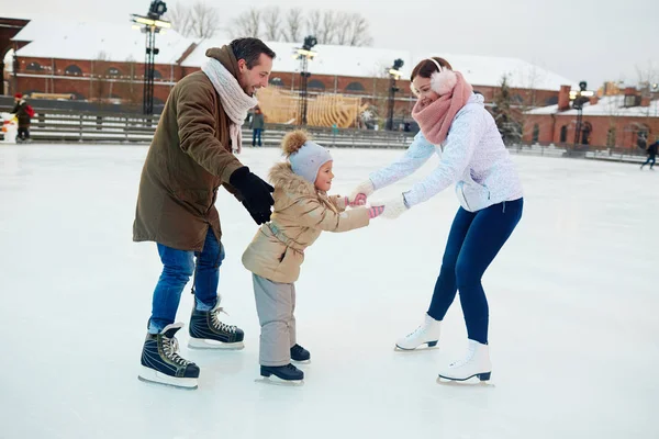 Familia en pista de patinaje — Foto de Stock