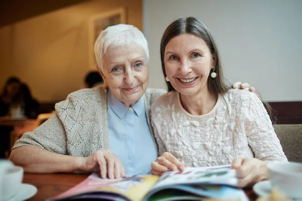Äldre kvinnor i café — Stockfoto