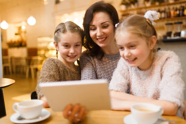 Žena s dětmi pomocí počítače tablet pc — Stock fotografie