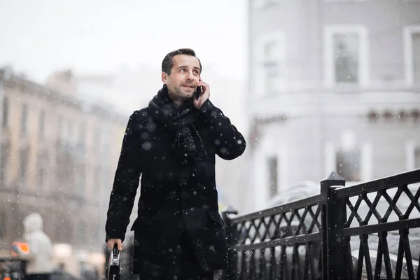 Hombre hablando por teléfono móvil — Foto de Stock