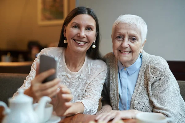 Femmes faisant selfie dans le café — Photo