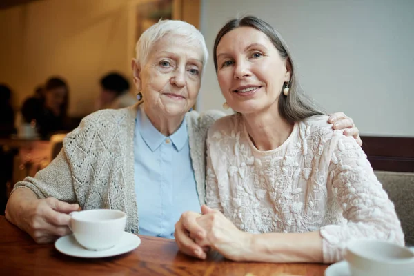 Mujeres mayores en la cafetería — Foto de Stock