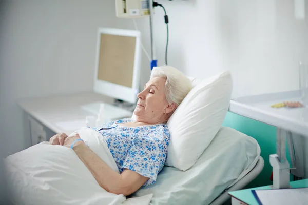 Donna anziana in ospedale — Foto Stock
