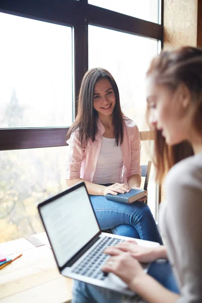 Studenten die samen studeren — Stockfoto