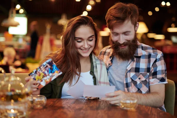 Freundliche Teenager sitzen im Café — Stockfoto