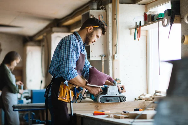 Young craftsman in workshop — Φωτογραφία Αρχείου