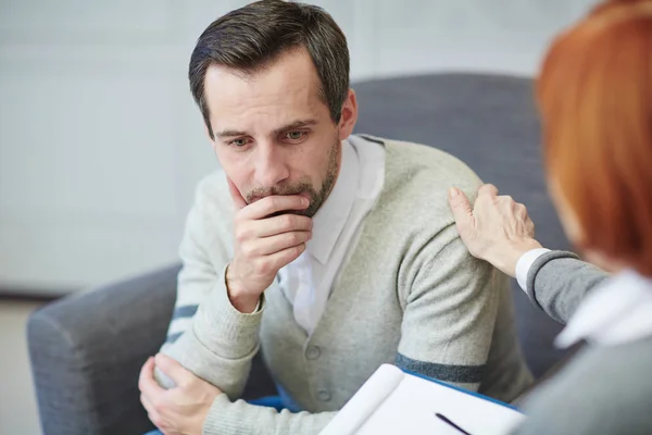 Man consulting with psychologist — Stock Photo, Image