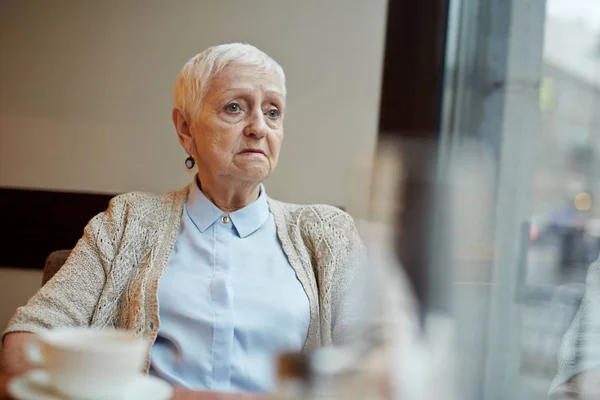 Senior vrouw in café — Stockfoto