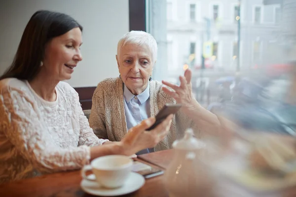 Seniors femmes lecture sms dans smartphone — Photo