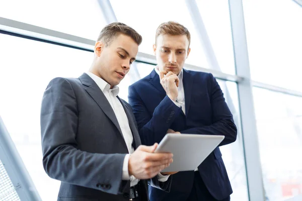 Zakenlieden discussie — Stockfoto