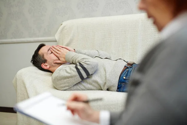 Depressieve man bezoekende counselor — Stockfoto