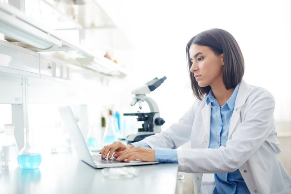 Cientista que trabalha em laboratório — Fotografia de Stock