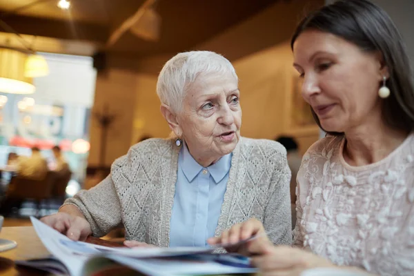 Kafede üst düzey kadın