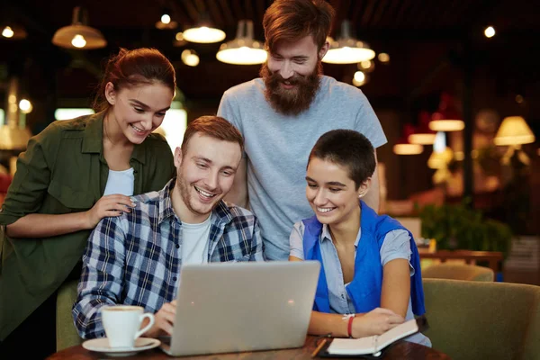 Friendly teens sitting in cafe — Stock Photo, Image