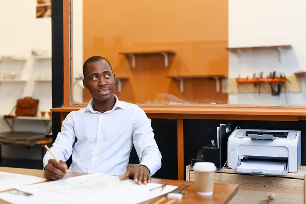 Ingeniero pensando en nuevas ideas — Foto de Stock