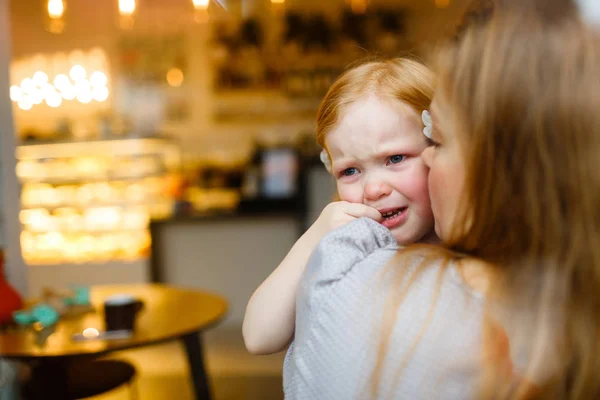 Äiti pienen tyttären kanssa — kuvapankkivalokuva