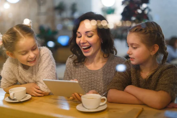 Femme avec des enfants en utilisant la tablette pc — Photo