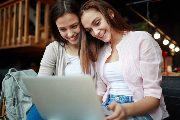 Estudantes em coffee break — Fotografia de Stock