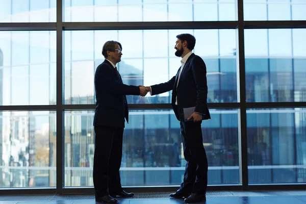 Dois homens cumprimentando um ao outro — Fotografia de Stock