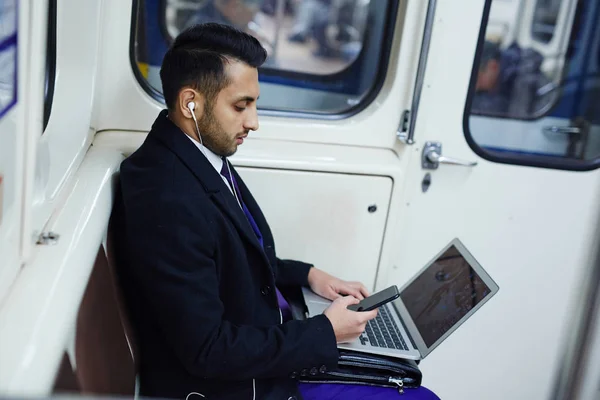 Hombre sentado en metro con portátil —  Fotos de Stock