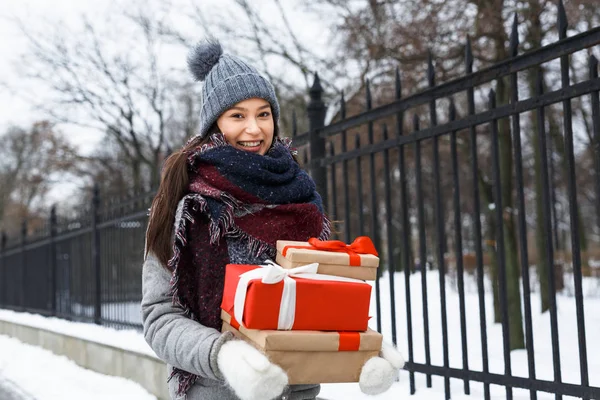 Meisje met kerst geschenken — Stockfoto