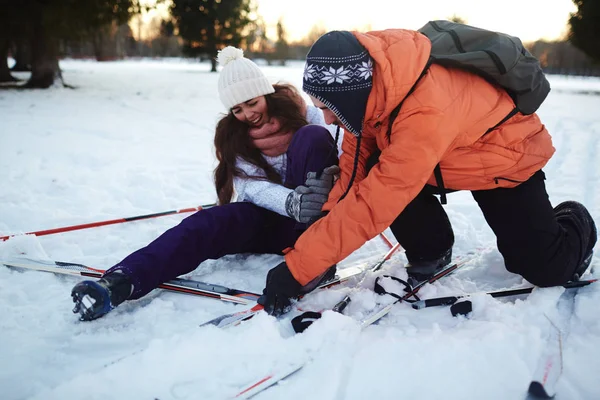 Twee actieve skiërs — Stockfoto