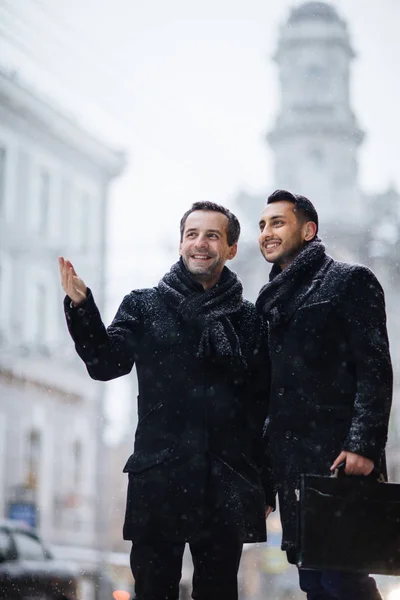 Hommes d'affaires communiquant à l'extérieur — Photo