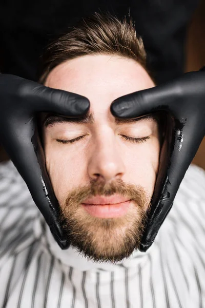 Мужчина с массажем лица — стоковое фото