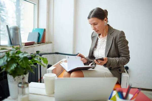 Formal giyim notlar okuma kadında