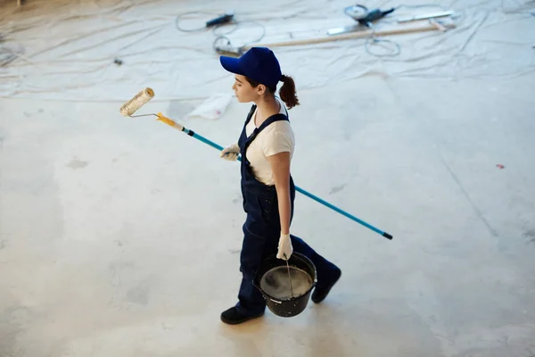 Ung kvinnlig arbetare — Stockfoto