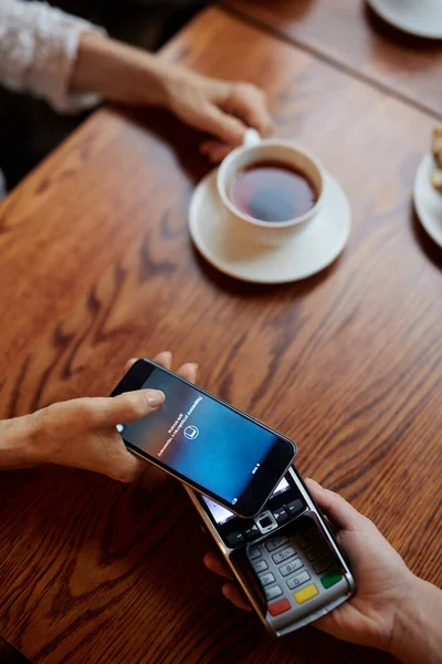 Donna che effettua il pagamento in caffè — Foto Stock